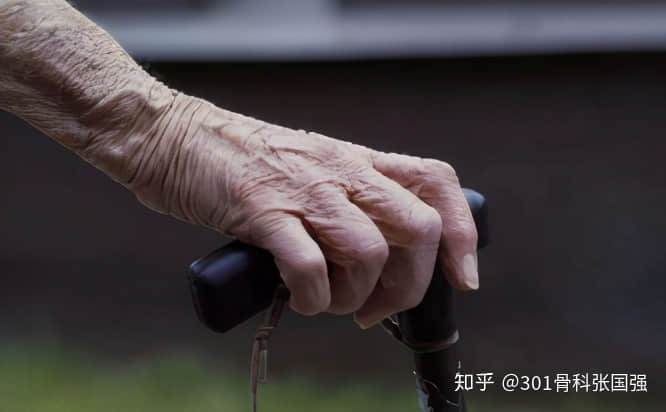 年齡「越大」，膝關(guān)節(jié)置換手術(shù)風(fēng)險(xiǎn)「越高」嗎？
